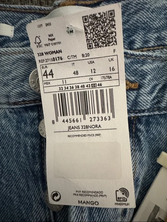 Women’s Light Wash Jeans - Classic Straight Fit - Picture 4 of 4